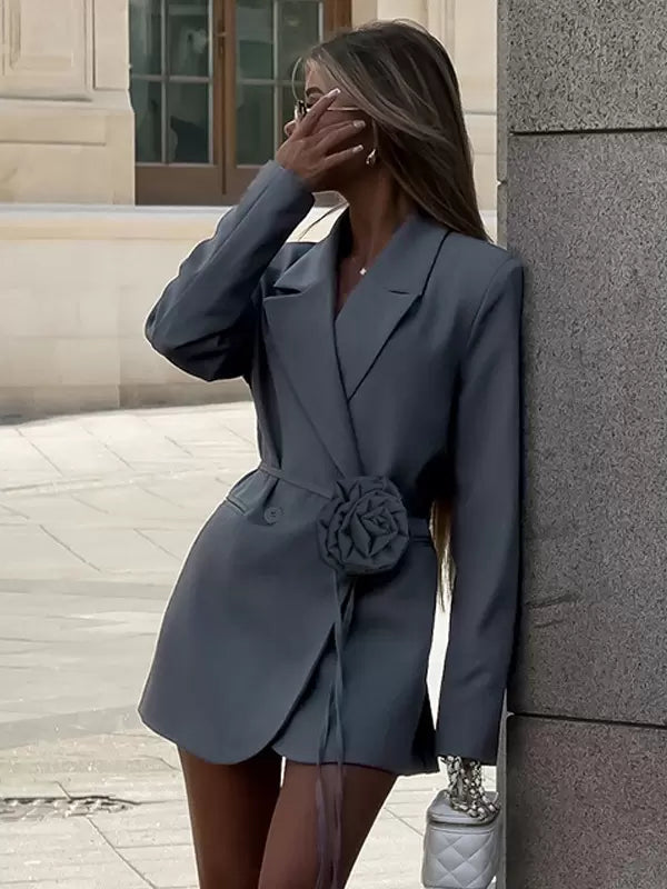 Flower Blazer Damen – Grau mit Bindegürtel & Blumen-Detail