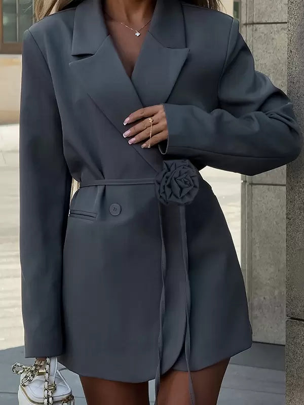Flower Blazer Damen – Grau mit Bindegürtel & Blumen-Detail
