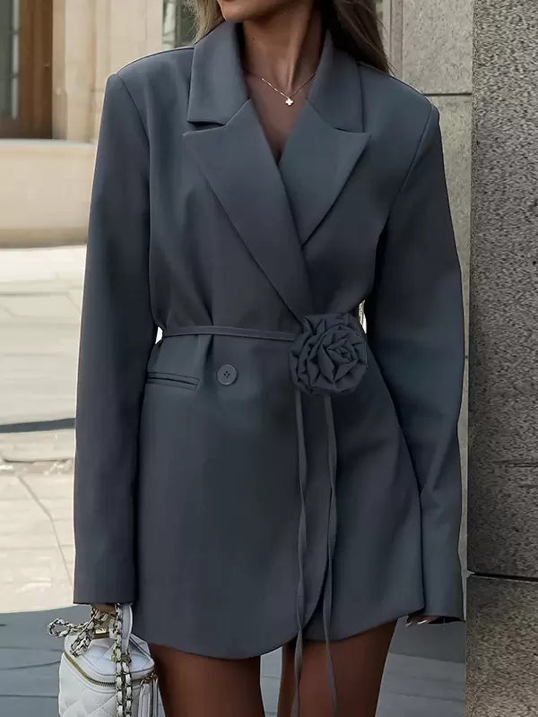 Flower Blazer Damen – Grau mit Bindegürtel & Blumen-Detail