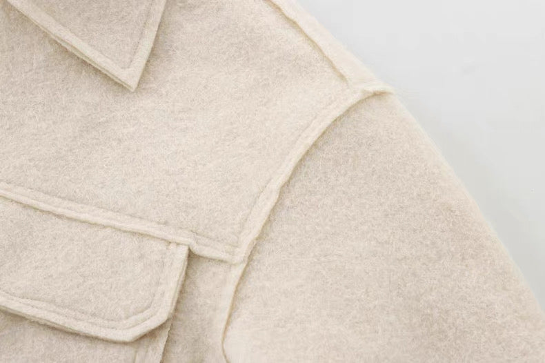 La Grise Élégance -
Wolljacke mit Reißverschluss und Brusttaschen