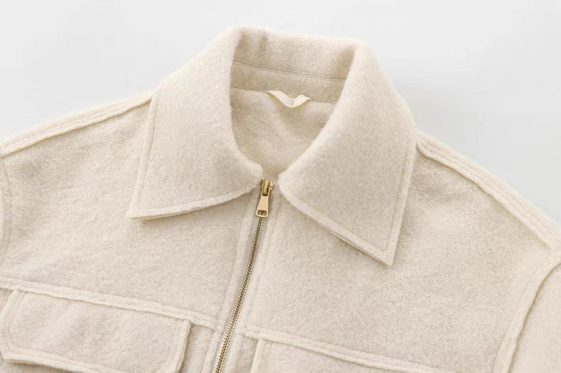 La Grise Élégance -
Wolljacke mit Reißverschluss und Brusttaschen