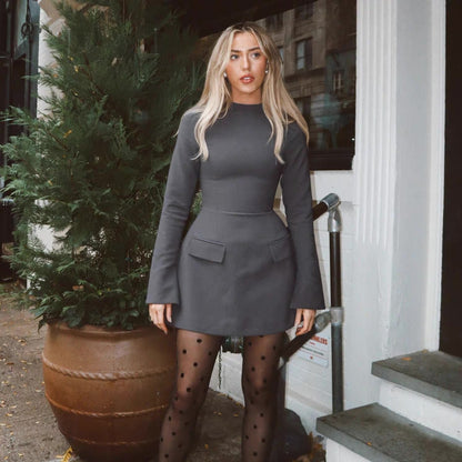 Muse Éternelle - Minikleid mit geschlitzten Ärmeln