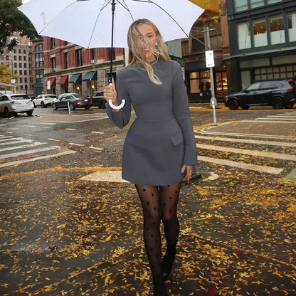Muse Éternelle - Minikleid mit geschlitzten Ärmeln